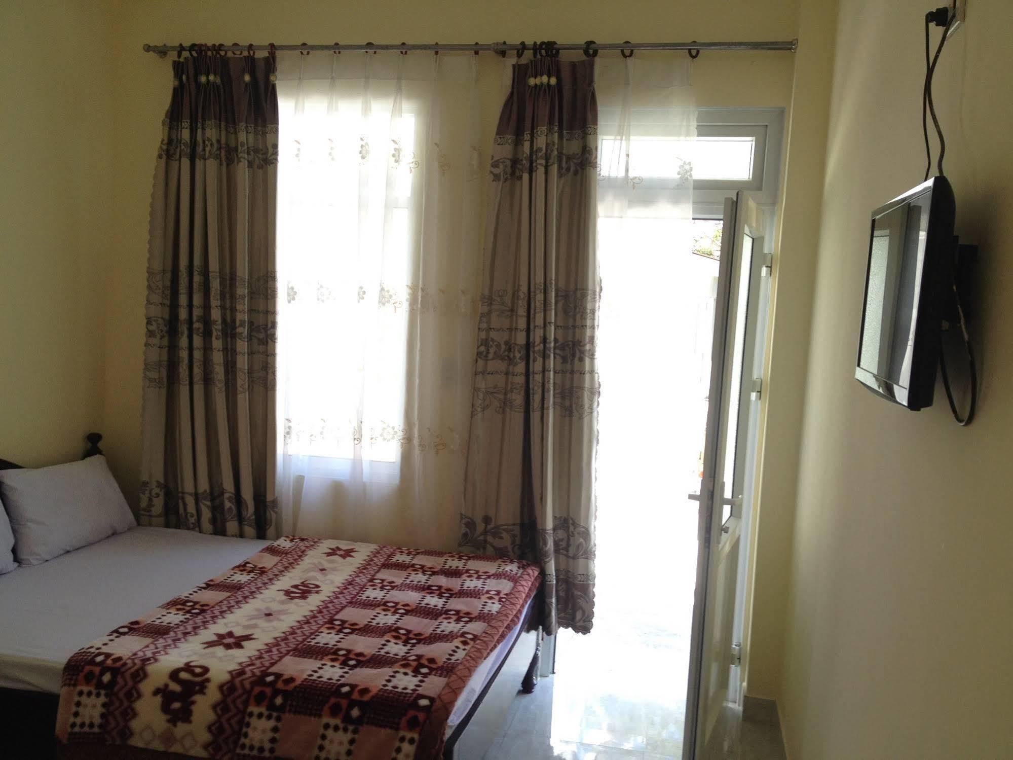 Phuong Hong Guesthouse ダラット エクステリア 写真